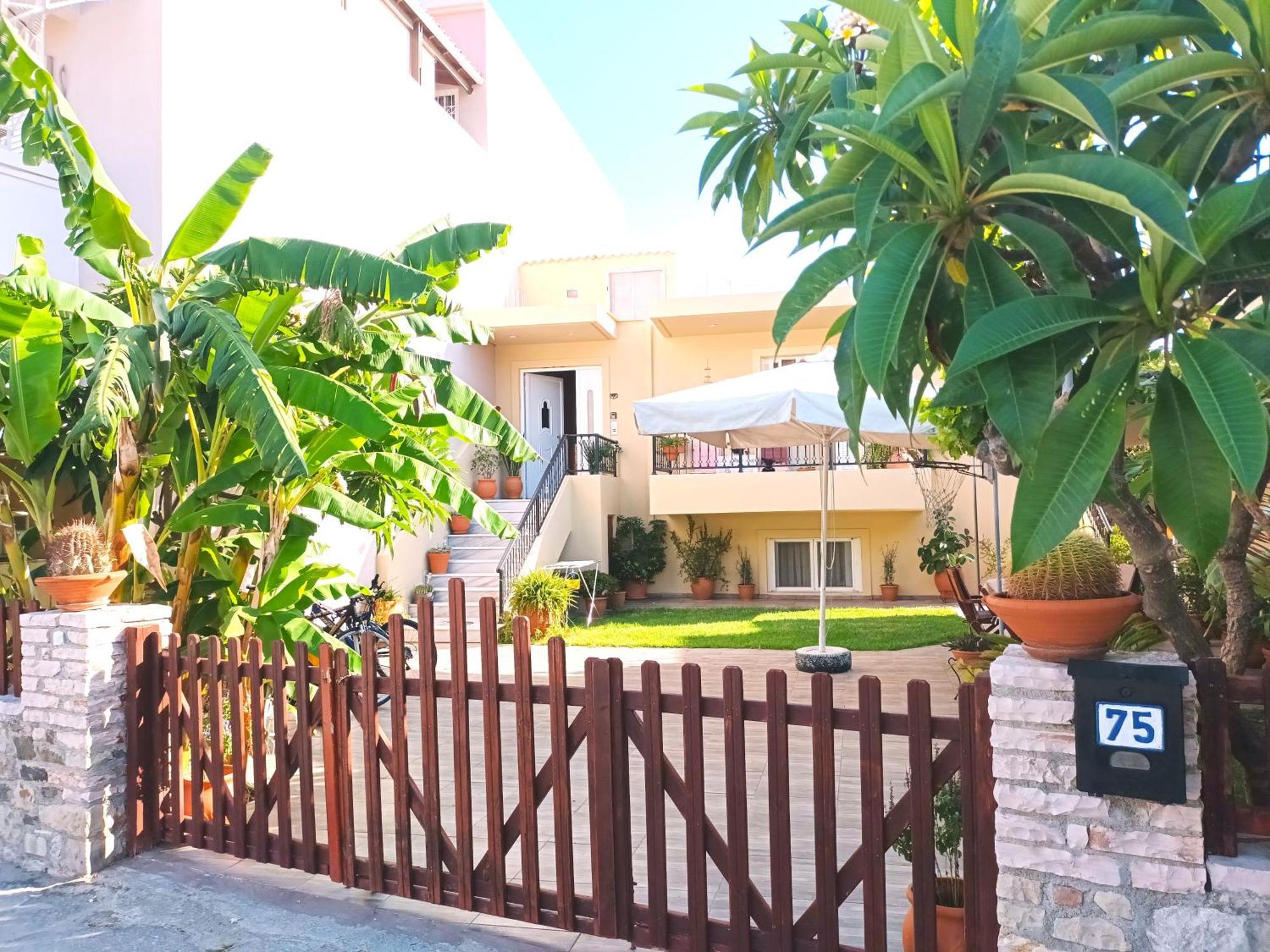 Family Yard House Kos Apartment Bagian luar foto