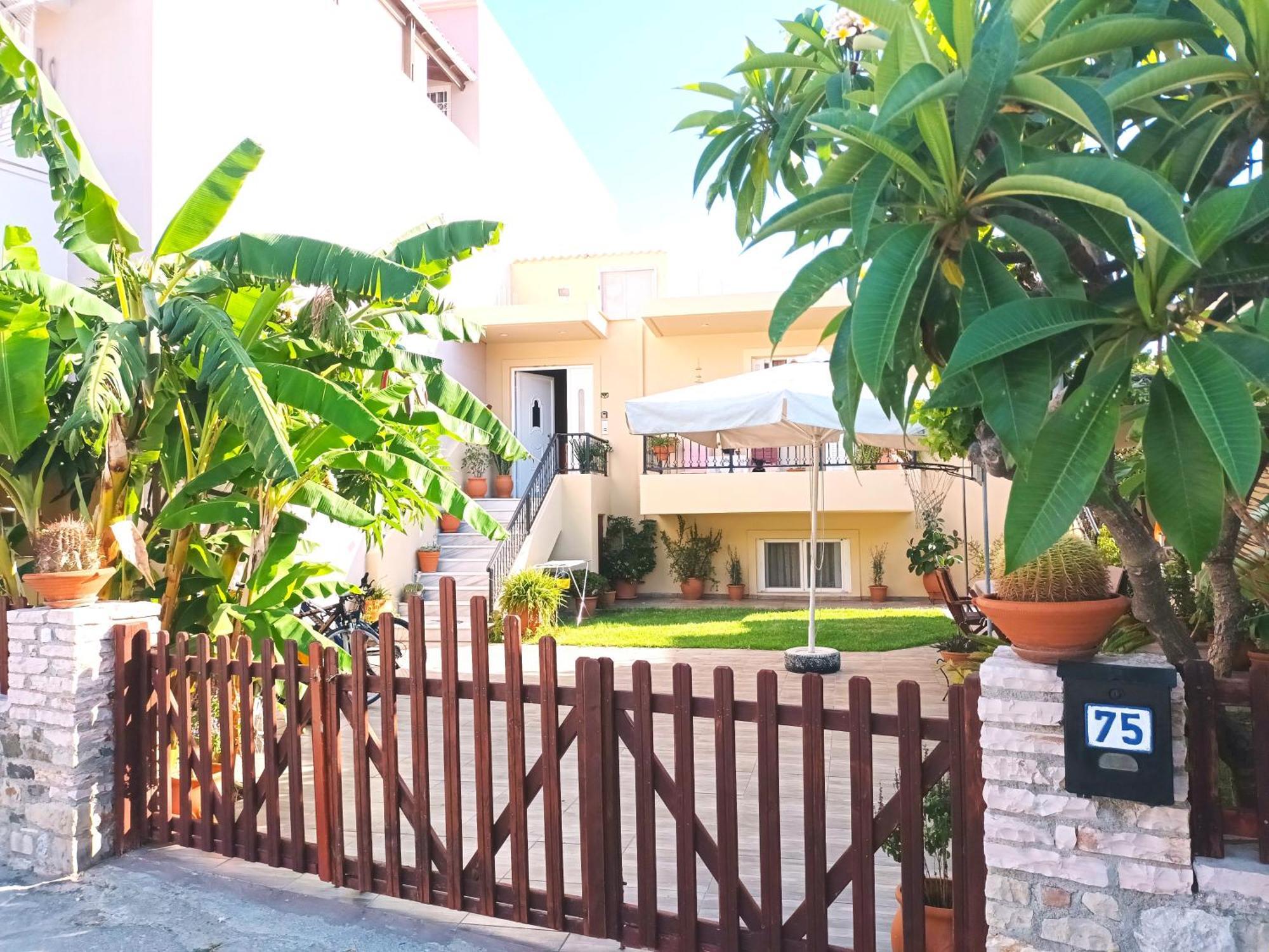 Family Yard House Kos Apartment Bagian luar foto